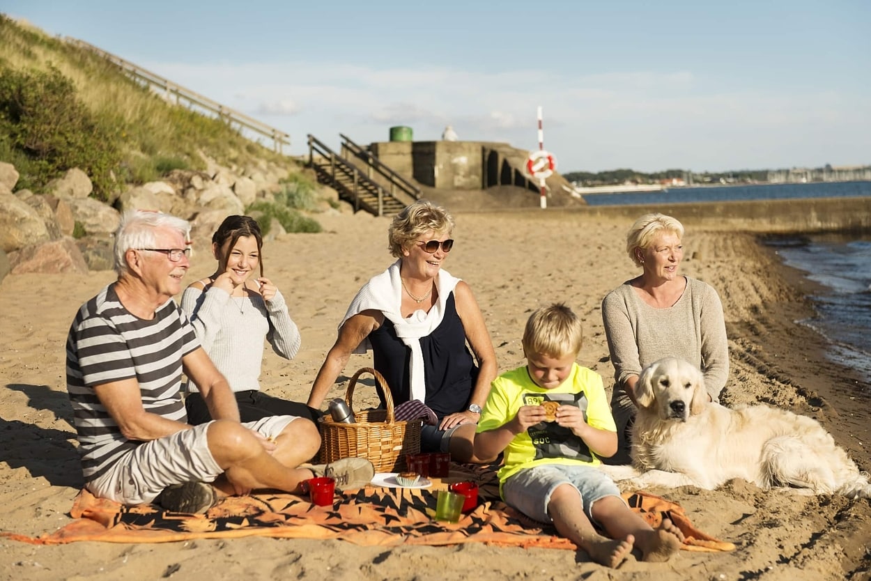 Familj på stranden på Råå vallar.