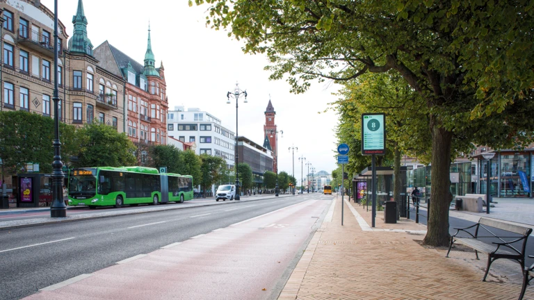 Buss och busshållplats på Drottninggatan vid Sundstorget i Helsingborg.