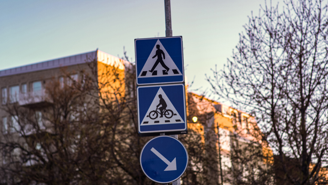 Två trafikskyltar: En herr gårman och en herr gårman på cykel.