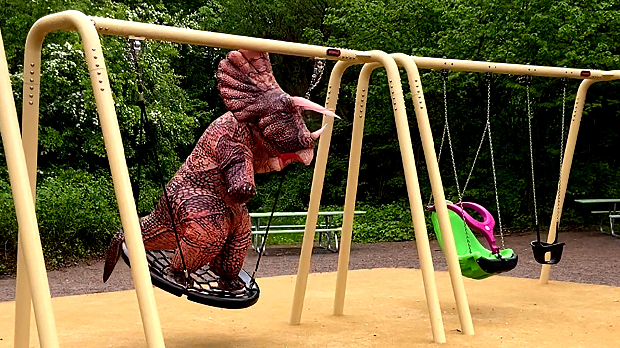 Dinosaurie (!) som gungar på Dinosaurielekplatsen