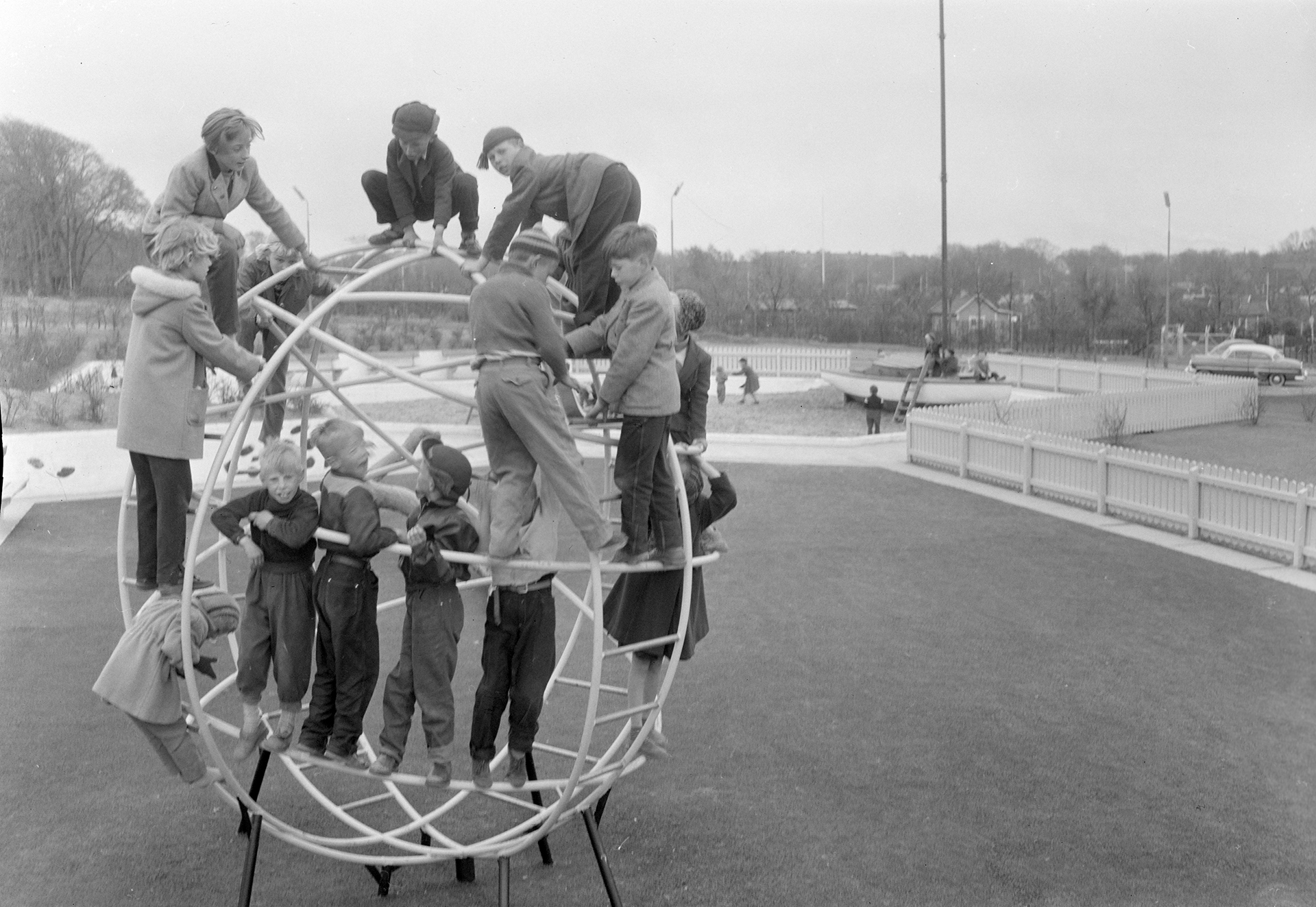 Barn på lekställning i slutet av 50-talet på Backängen på Vistråket