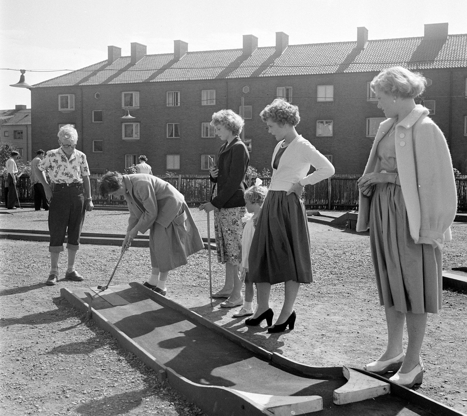 Kvinnor som spelar minigolf på Viskstråket på 50-talet.
