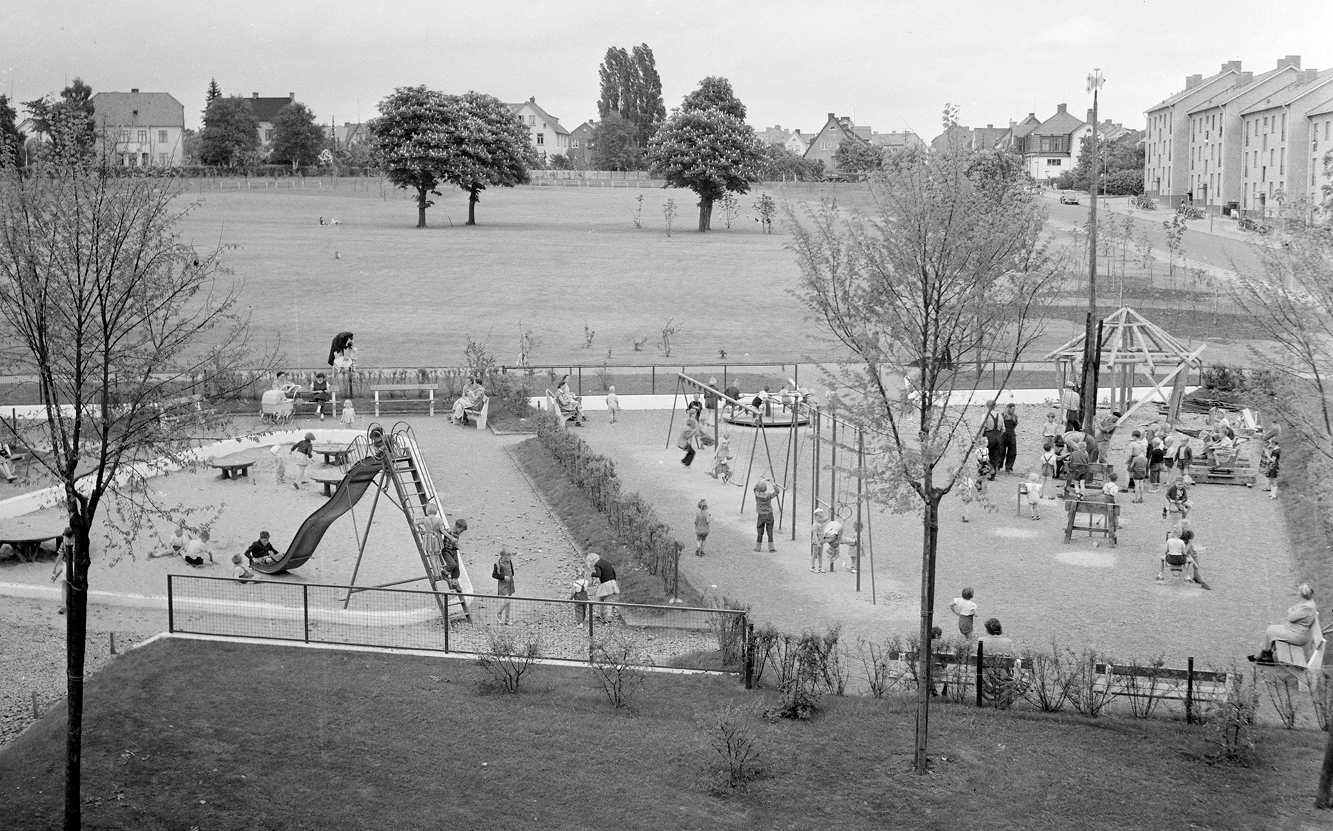 Vy över lekande barn på Viskängens lekplats i mitten av 50-talet.