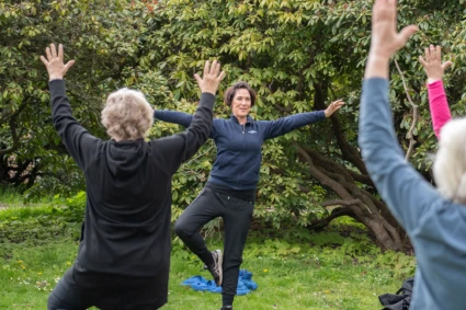 en grupp som gör yoga utomhus