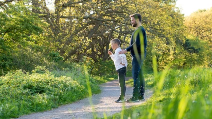 Man och pojke i grönområde i Helsingborg