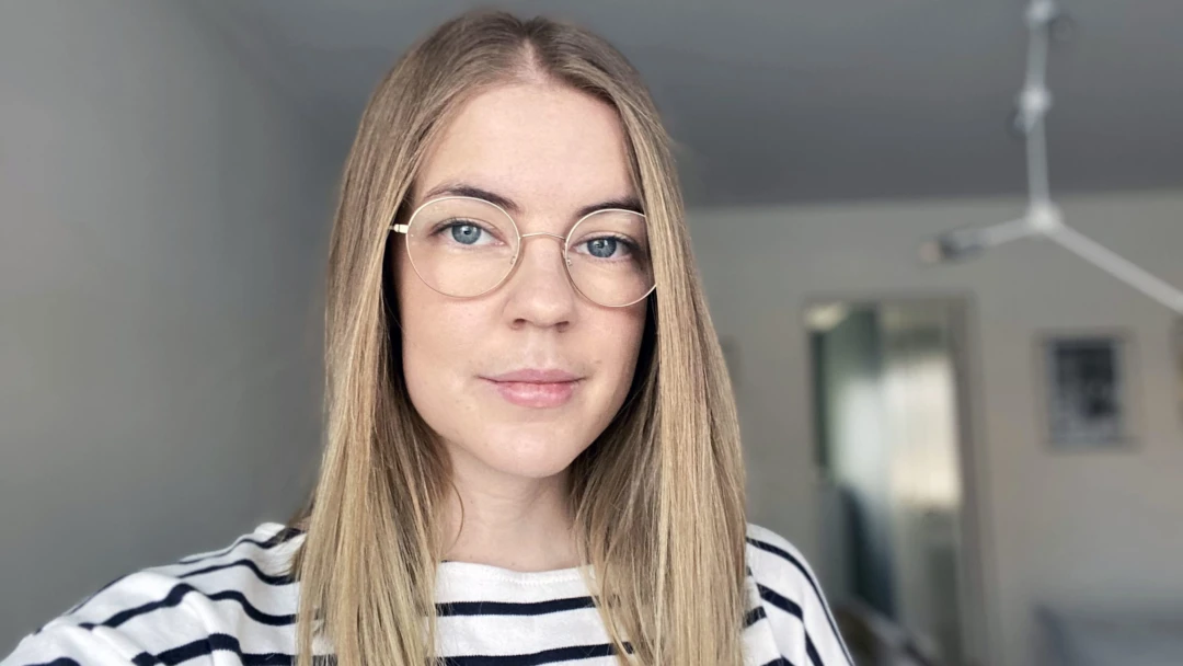 Kvinna med glasögon
