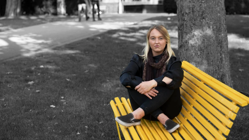 Fanny har aldrig gillat att vara själv. Hon har några få personer i sitt liv som betyder allt för henne och som hon knyter hårt till sig. Foto: Lotta Wittinger