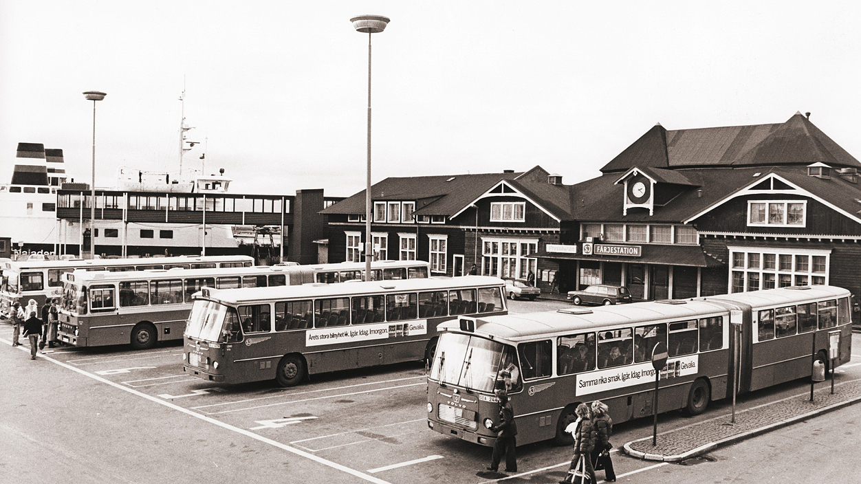 Ångfärjeparken: Platsen framför Ångfärjestationen var, under åren 1898-1991, ett område för tåg och färjeresenärer och därmed livligt trafikerat med människor, bilar och bussar.