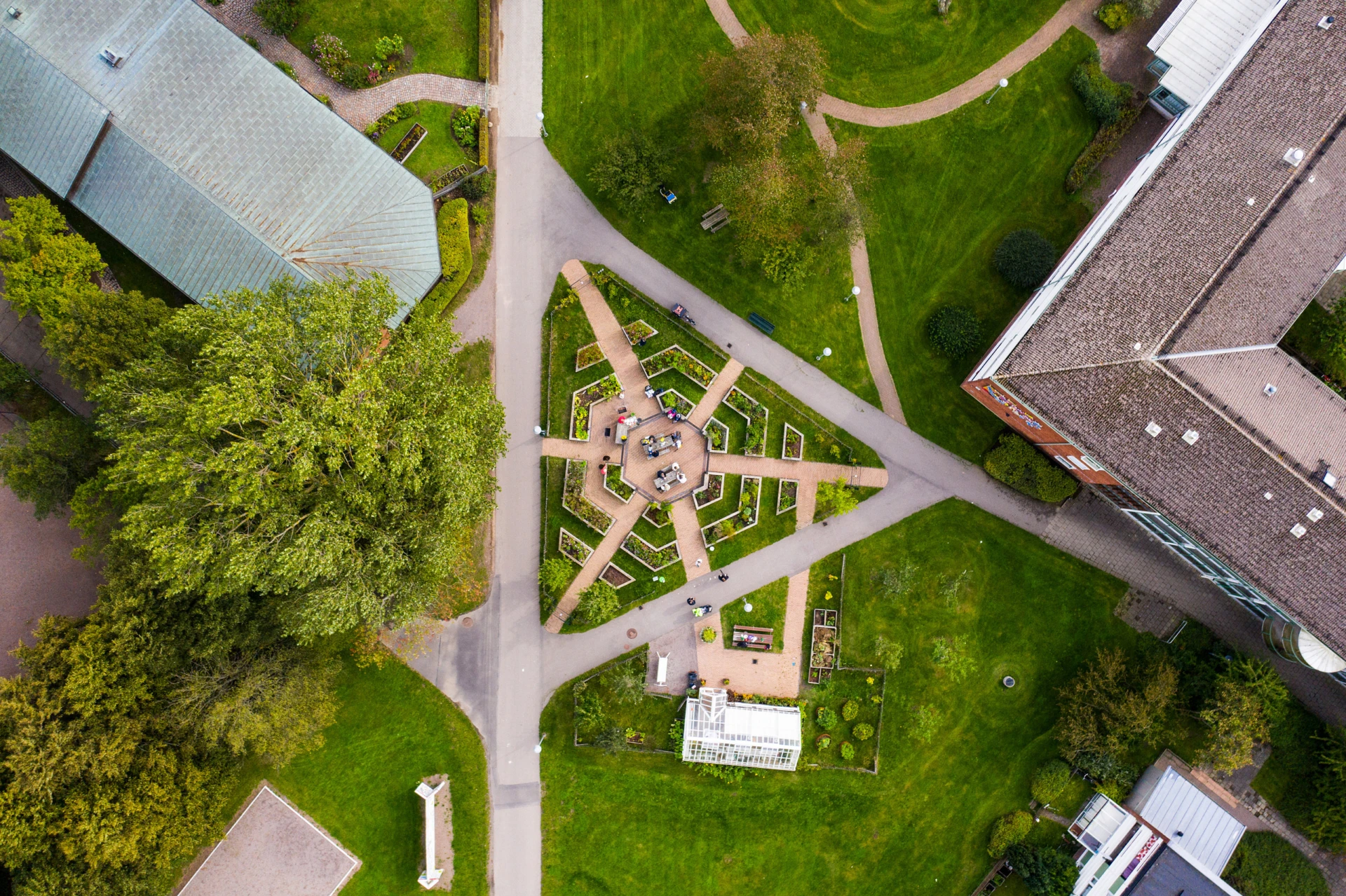 Flygfoto av växthuset och odlingarna på Drottninghög.