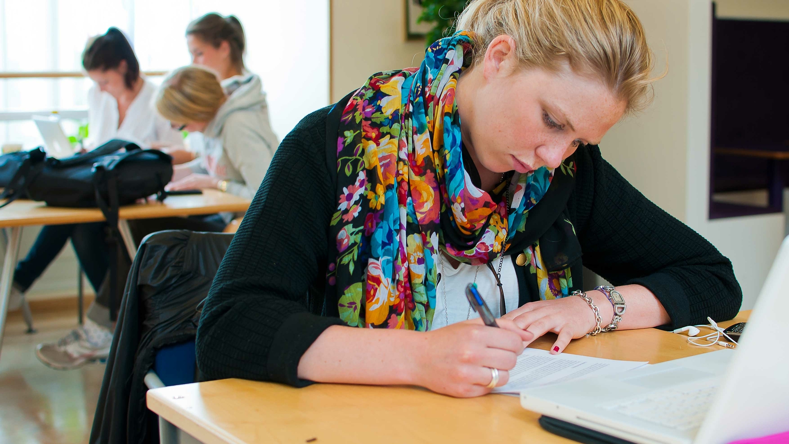 Elever i ett klassrum.