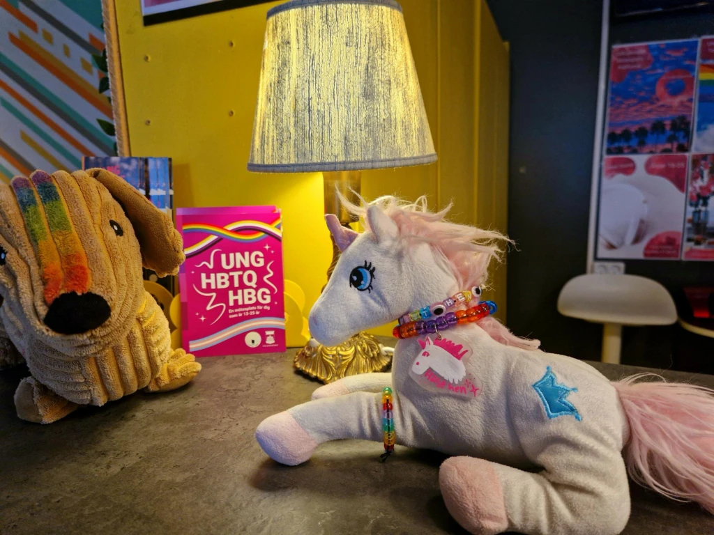 Två HBTQ-kodade mjukisdjur. En hund och en enhörning.
