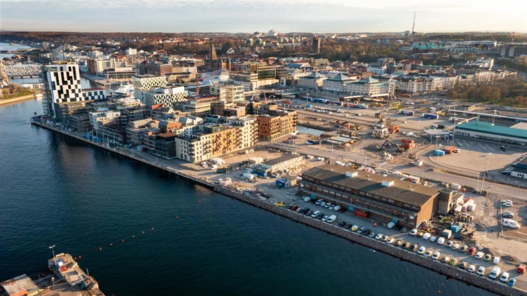 Flygfoto av där byggandet av Oceanhamnen pågår för fullt.