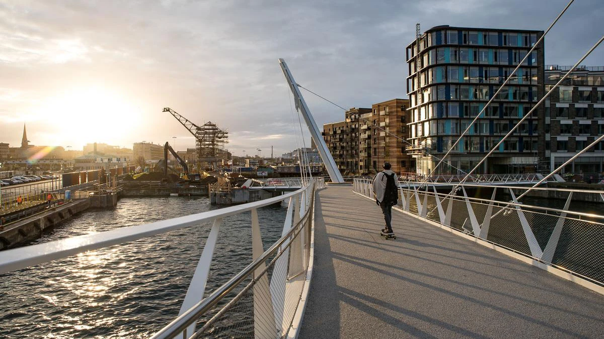 Varvsbron till Oceanhamnen i kvällsljus.