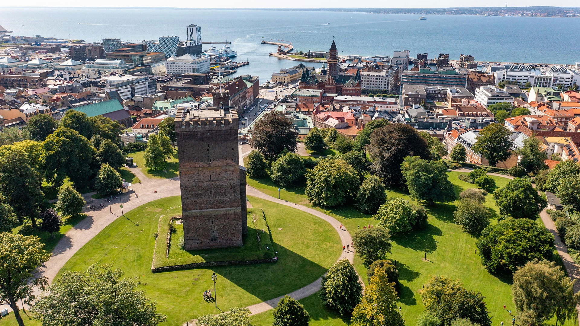 Flygfoto av Slottshagen med Kärnan i blickfånget.