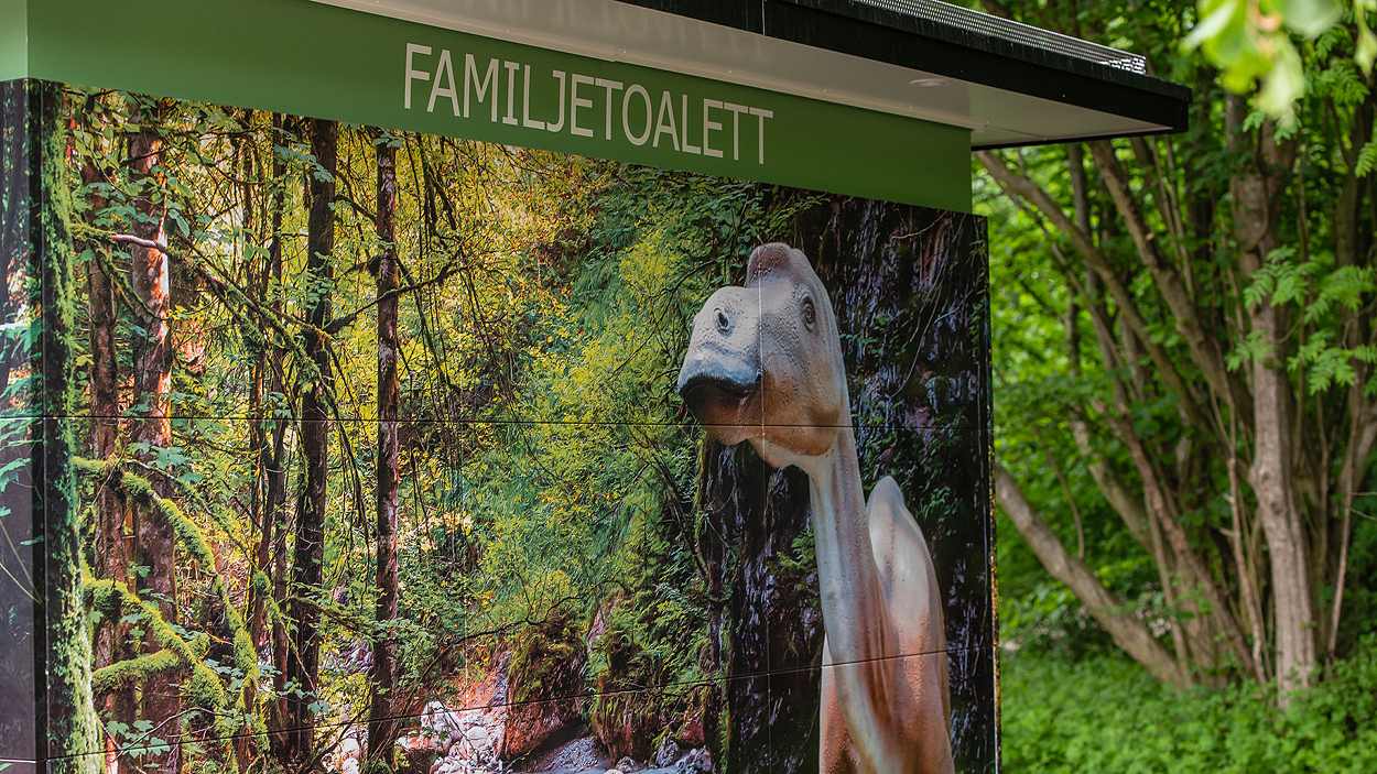 Familjetoaletten vid vid Dinosaurielekan - för dinosaurier och alla andra.