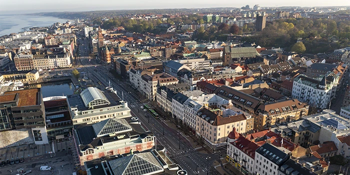 Vybild över centrala Helsingborg tagen med drönare