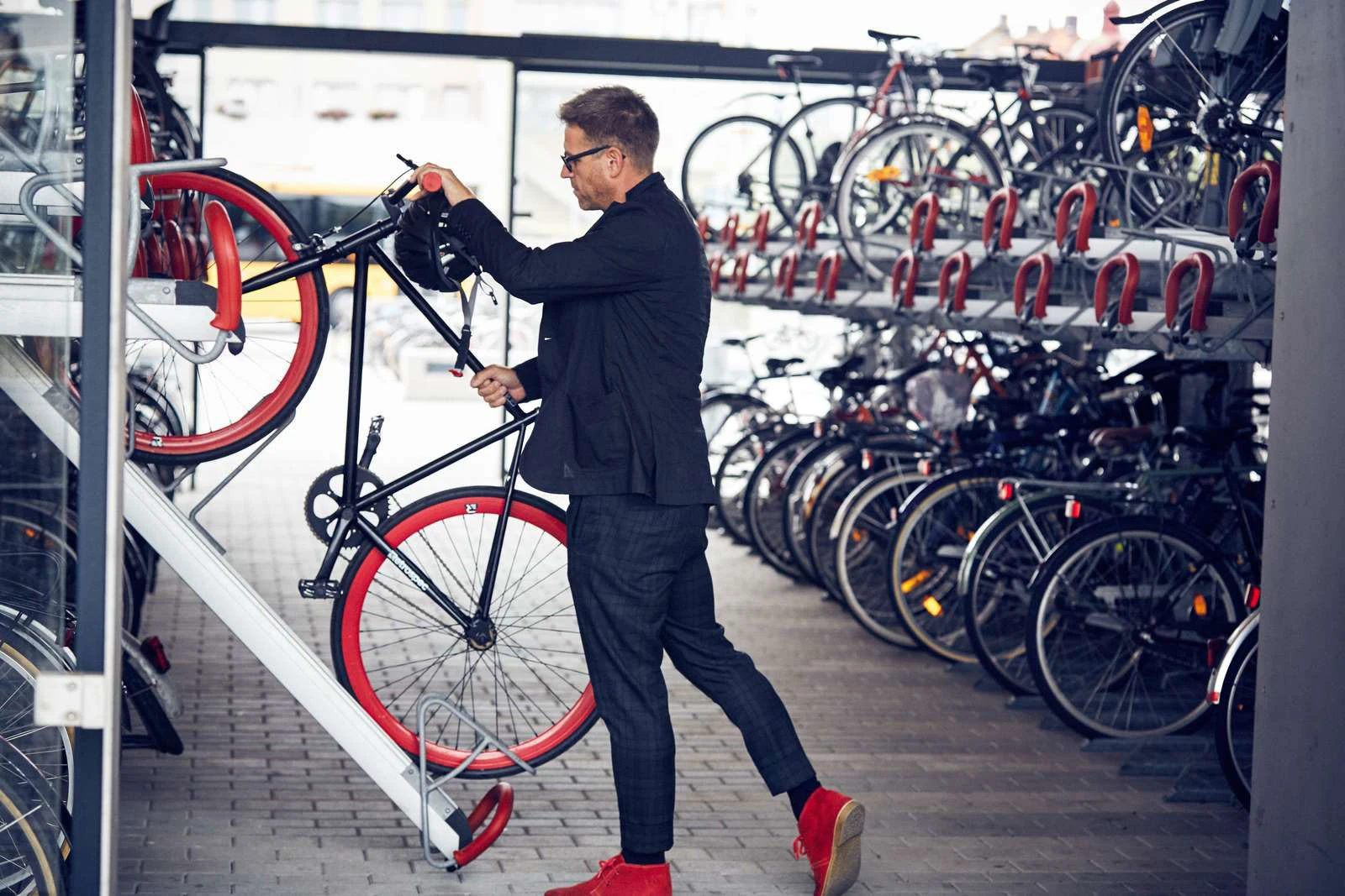 Cyklist som parkerar sin cykel i det nya cykelgaraget utanför Helsingborg C.