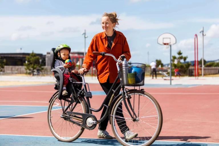 Förälder och barn på cykel på Gröningen.