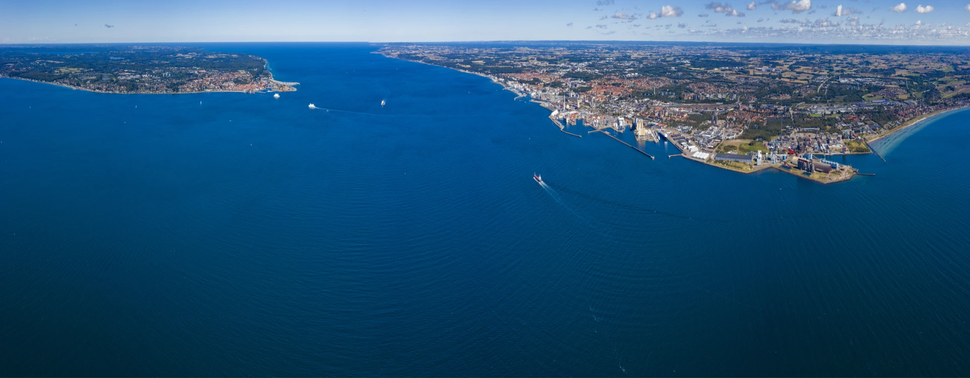 Helsingborg och Helsingör, med Öresund mellan.