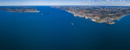 Helsingborg och Helsingör, med Öresund mellan.