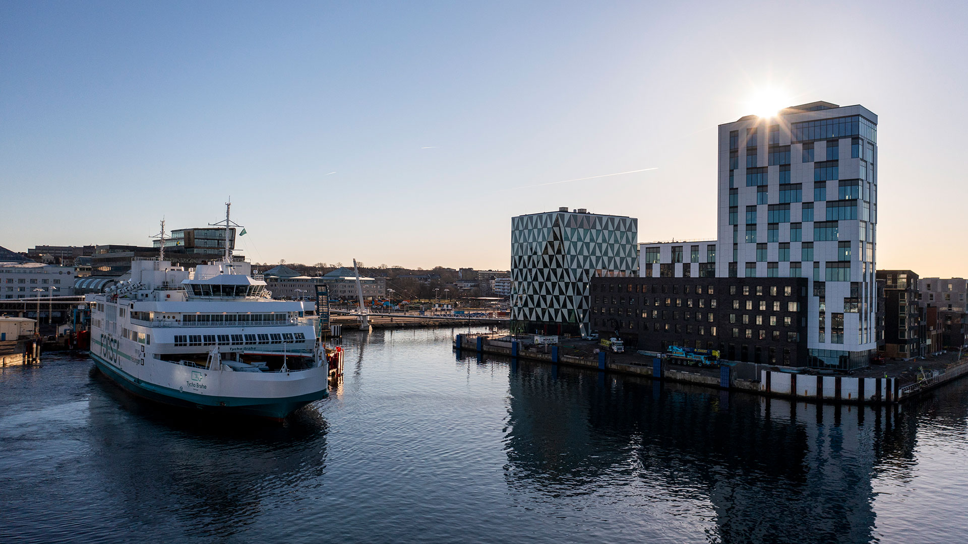En färja på väg från hamnen i Helsingborg. 