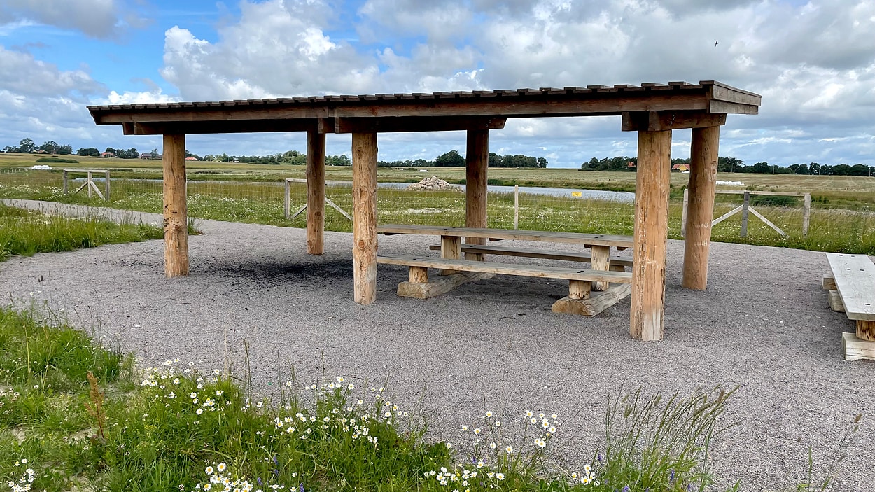 Väderskydd med bänkar och bord vid Ödåkra sjö