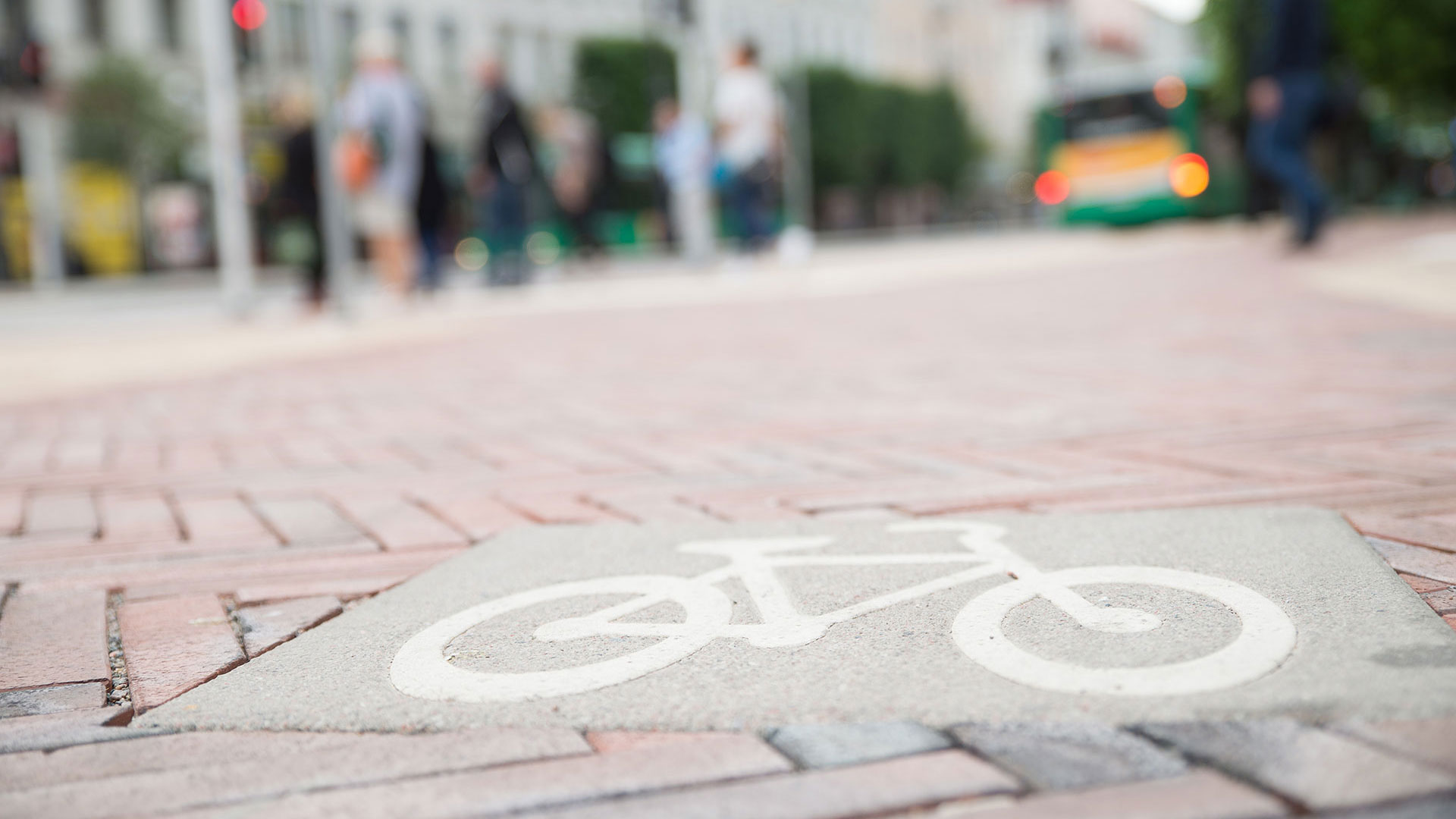 Närbild på ett piktogram av en cykel på en cykelväg.