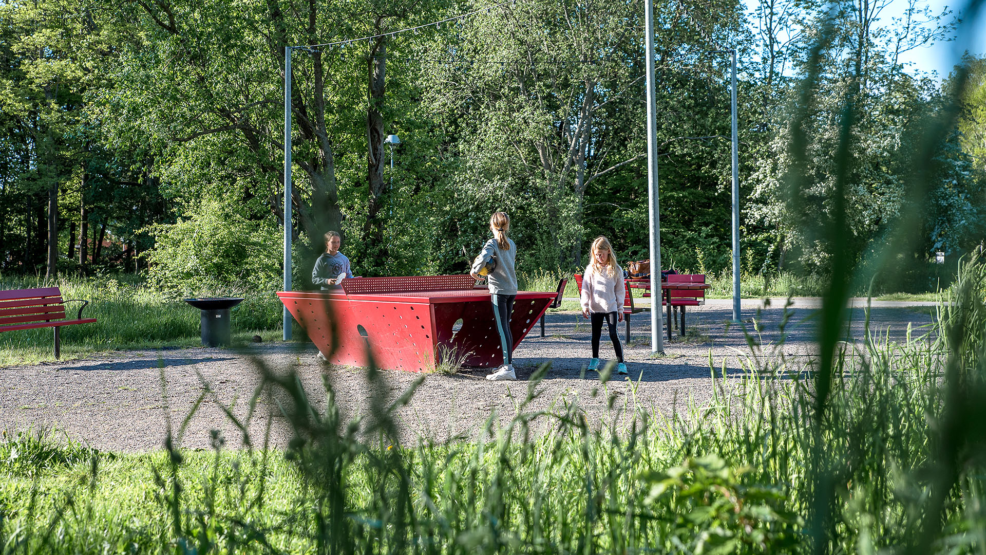 Barn vid pingisbordet i Västergårds grönområde.