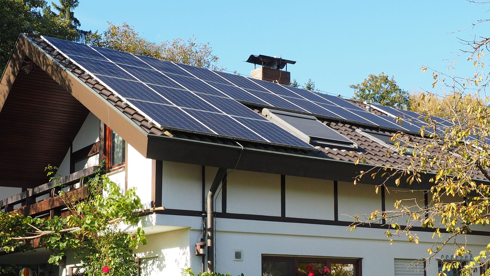 Närbild på ett tak med solceller.