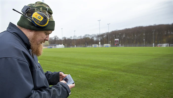 ”Marktemperaturen är viktig på våren. Det ska vara sex till åtta grader i marken för att gräset ska börja växa. Det är inte lönt för oss att gödsla innan dess”, säger Christian Olofsson.