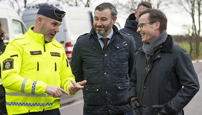 Cristofer Velden, operationsledare för Klöver på polisen, kommunstyrelsens ordförande Christian Orsing och statsminister Ulf Kristersson .