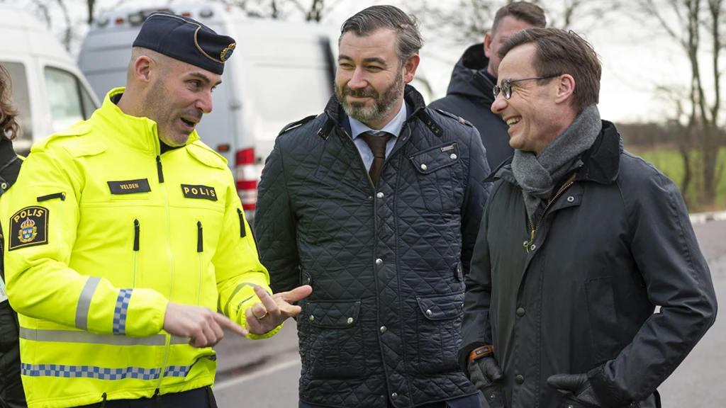 Polisen, Christian Orsing och Ulf Kristersson under Operation Klöver 2023.