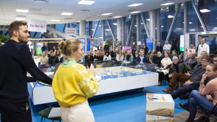 Stadens marinbiologer Carl och Stina besvarar frågor under en presentation om havskolonin.