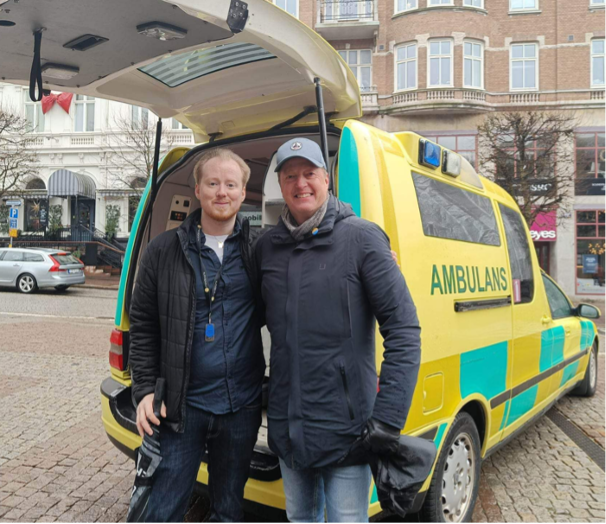Jonathan Lundström och Jonas Banestig står bakom en ambulans på Stortorget i Helsingborg.