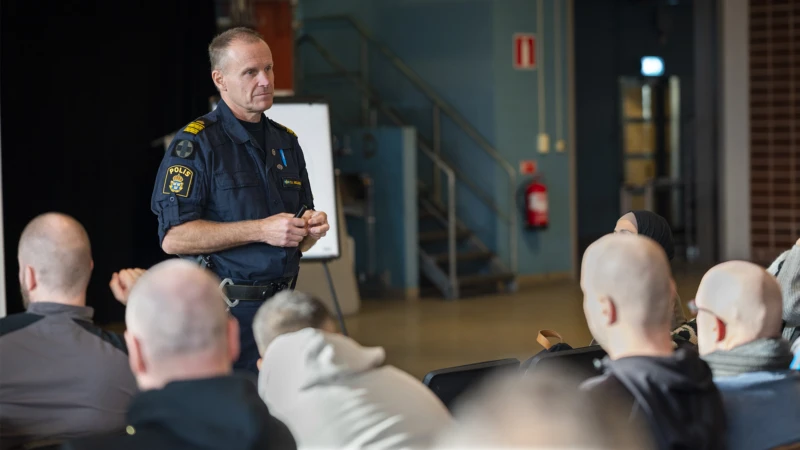 Polisen Tomas Koppelman Hellgren var insatsledare i samband med terrordådet på Drottninggatan 2017 och ledde utbildningen för ordningsvakterna.