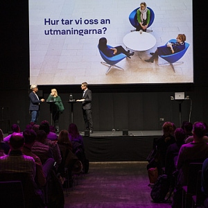 Vård- och omsorgsdirektör Annika Andersson, Innovationschef Lisa Olsson och Henrik Persson diskuterar stadens utmaningar.