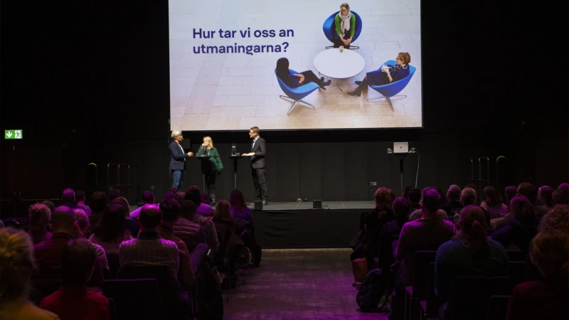 Omsorgsdirektör Annika Andersson, innovationschef Lisa Olsson och samhällsanalytiker Henrik Persson diskuterar stadens utmaningar på scen på SeaU.