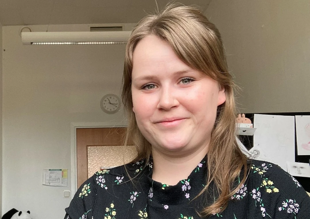 Leende kvinna med blommig skjorta