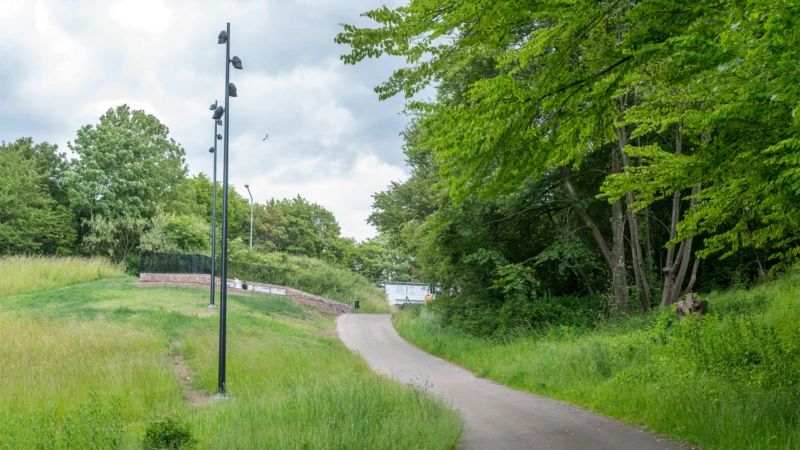 Cykelväg och ny belysning i Ångtegelgropen efter upprustning.