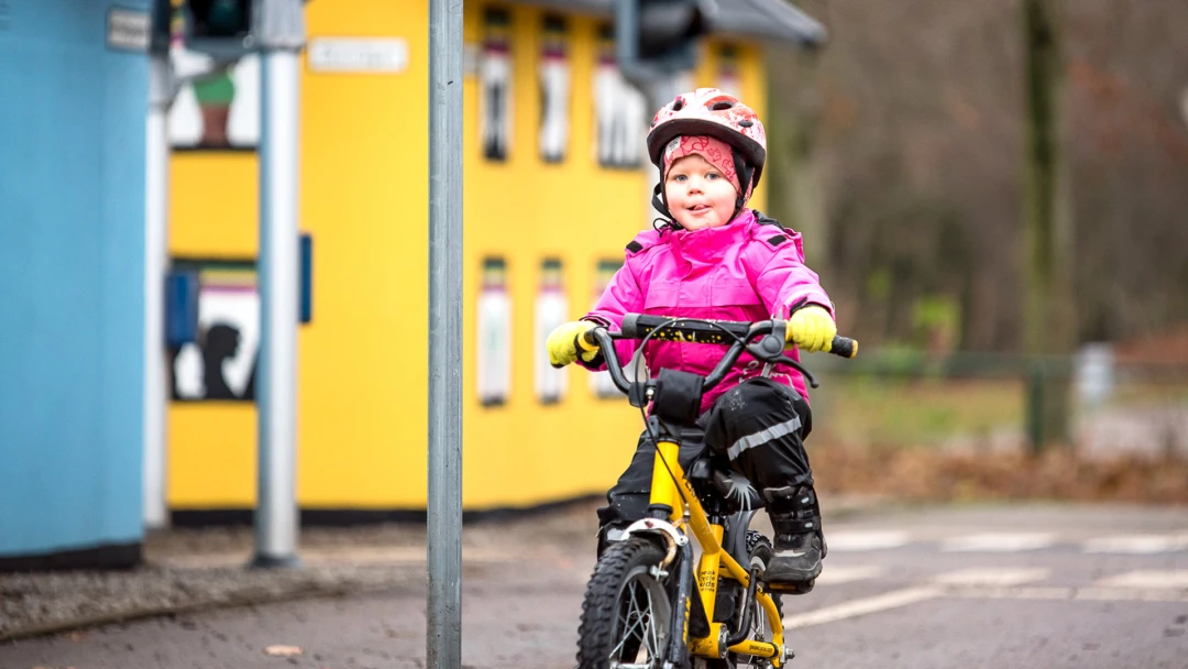 Barn på cykel på Barntrafikskolan