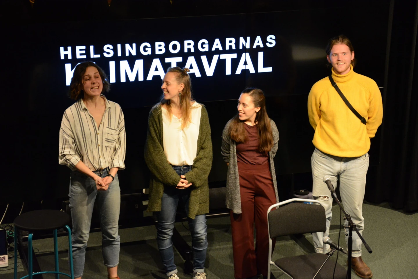 Fyra personer står på rad framför en svart bakgrund med texten "Hlesingborgarnas klimatavtal".