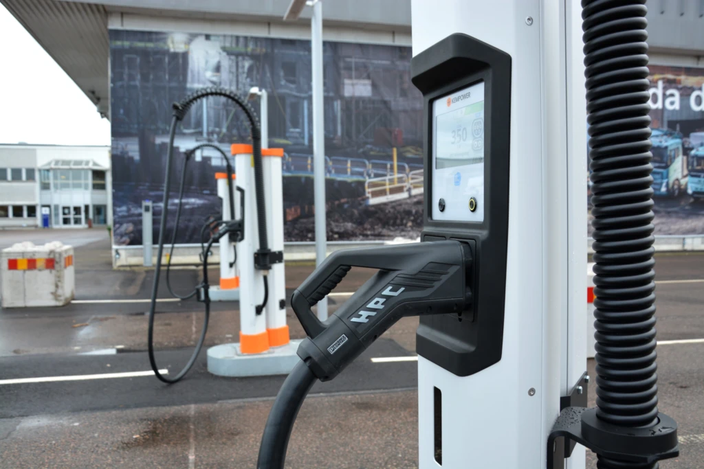 Laddstolpe med kabel på laddstationen för tunga lastbilar på Volvo Truck Center i Helsingborg.