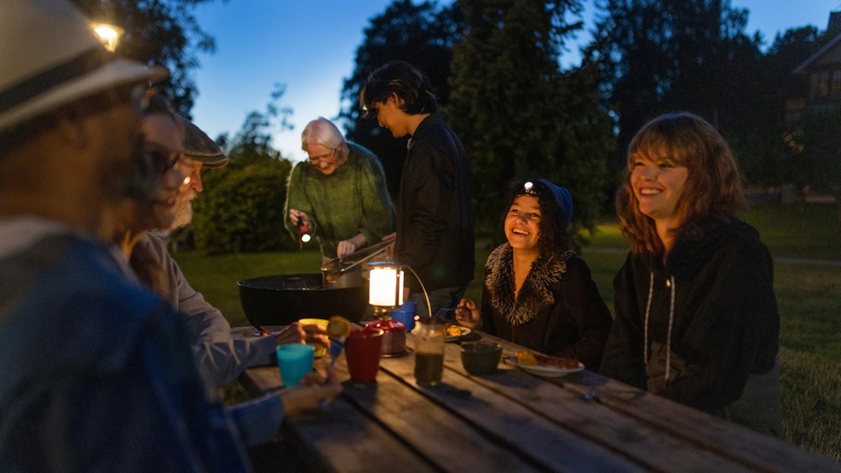 Grannar äter tillsammans