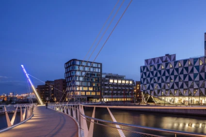 Varvsbron i förgrunden, med Oceanhamnens hus i bakgrunden.