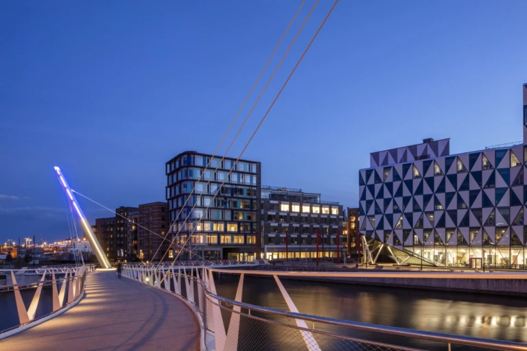 Varvsbron i förgrunden, med Oceanhamnens hus i bakgrunden.