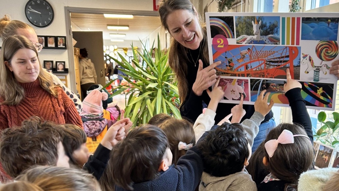Barnen har fått bestämma vilket tema de vill att nya lekplatsen på Adolfsberg ska få. Här är Cecilia Fredriksson, samhällsplanerare i Helsingborgs stad, mitt i en livfull dialog med en grupp förskolebarn.