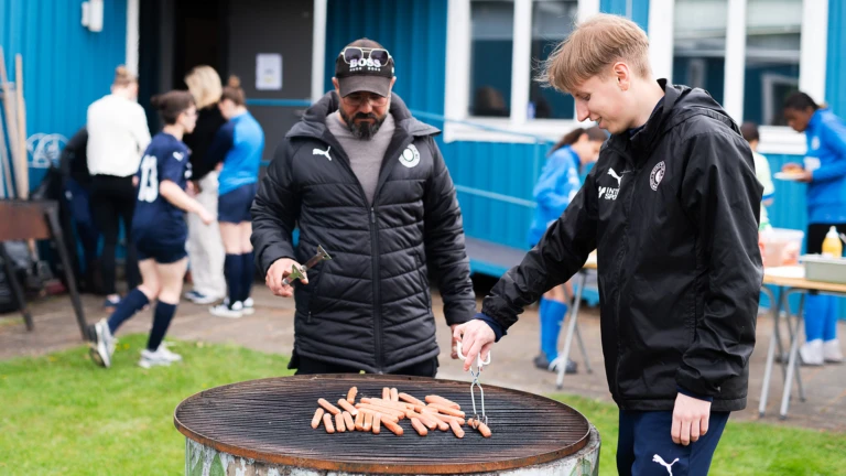 Grillning på Stattena IF i samband med I love Hbg:s vårstädning