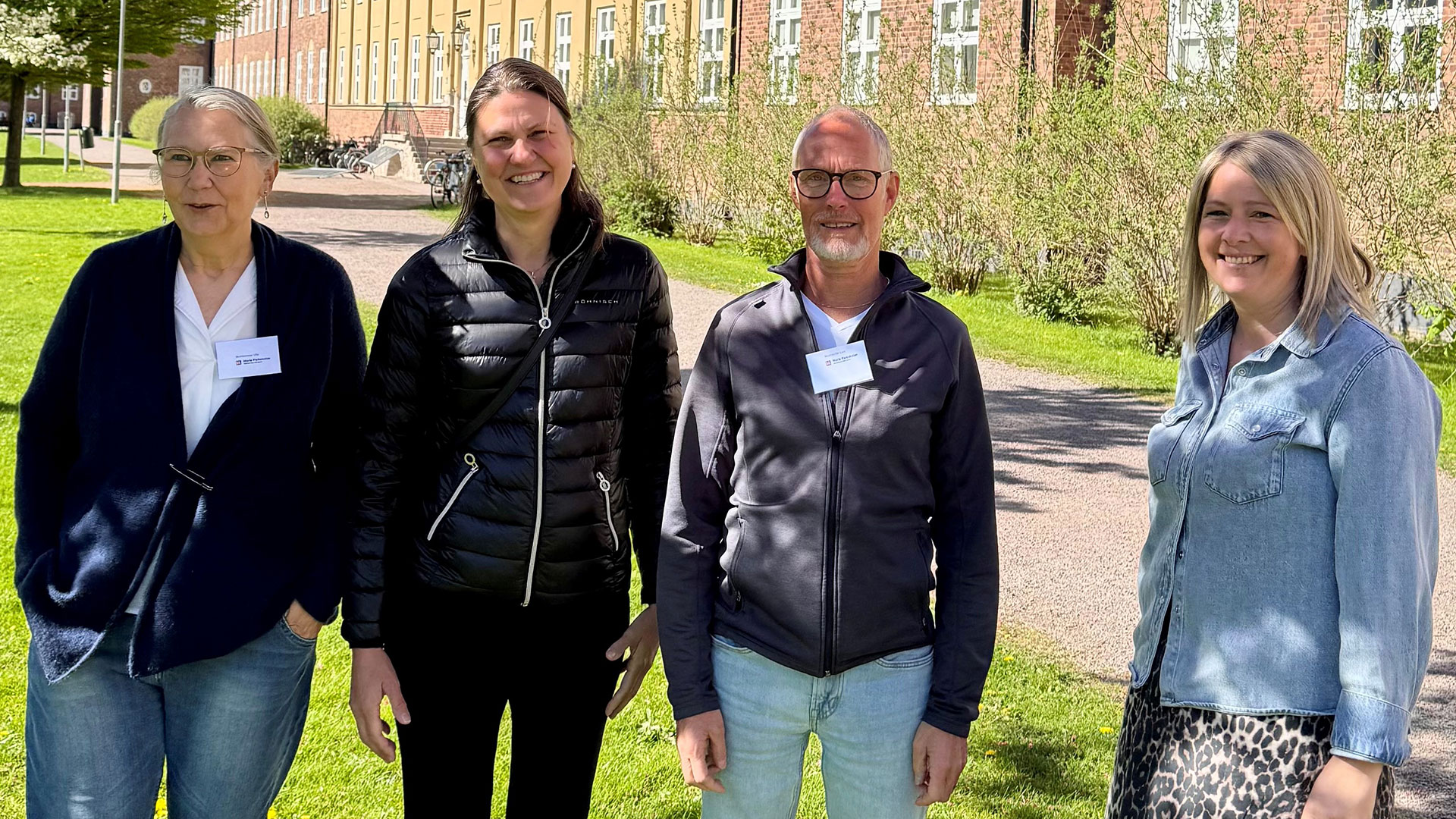 Deltagare i projektet klassmorfar/mormor. Gruppfoto.