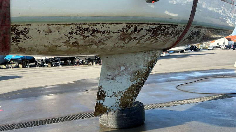 Närbild på en båt på land.