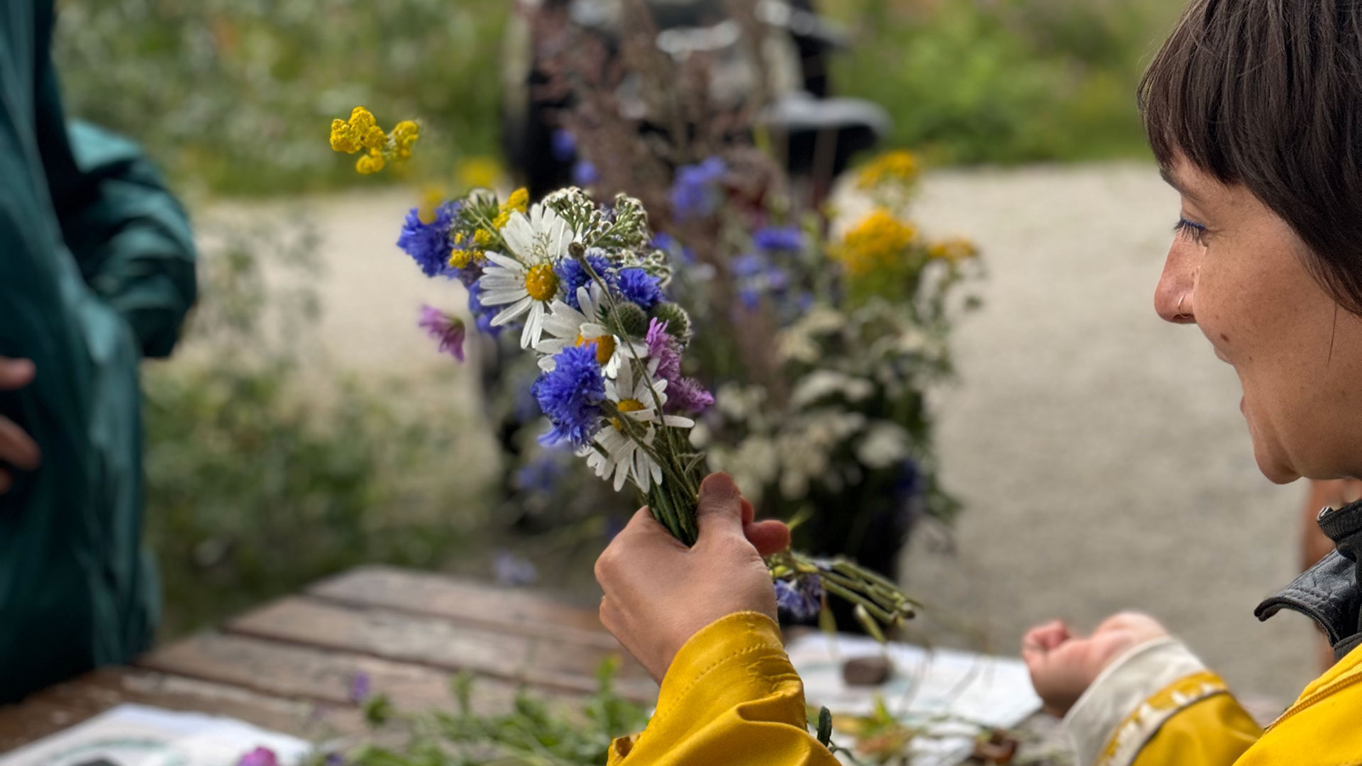 Person håller upp en blombukett.
